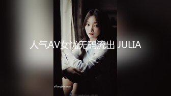 极品少妇儿子在家还偷偷的跟狼友发骚，揉着奶子玩着逼儿子突然推门进来，快他么吓死她了，把儿子赶走接着嗨