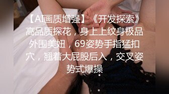 白嫩美少妇浴室洗澡洗干净身上的泡沫被老公进来后入射到后背上